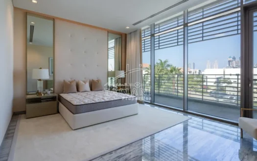 Crystal Lagoon view Corner Large Plot 8BR Contemporary